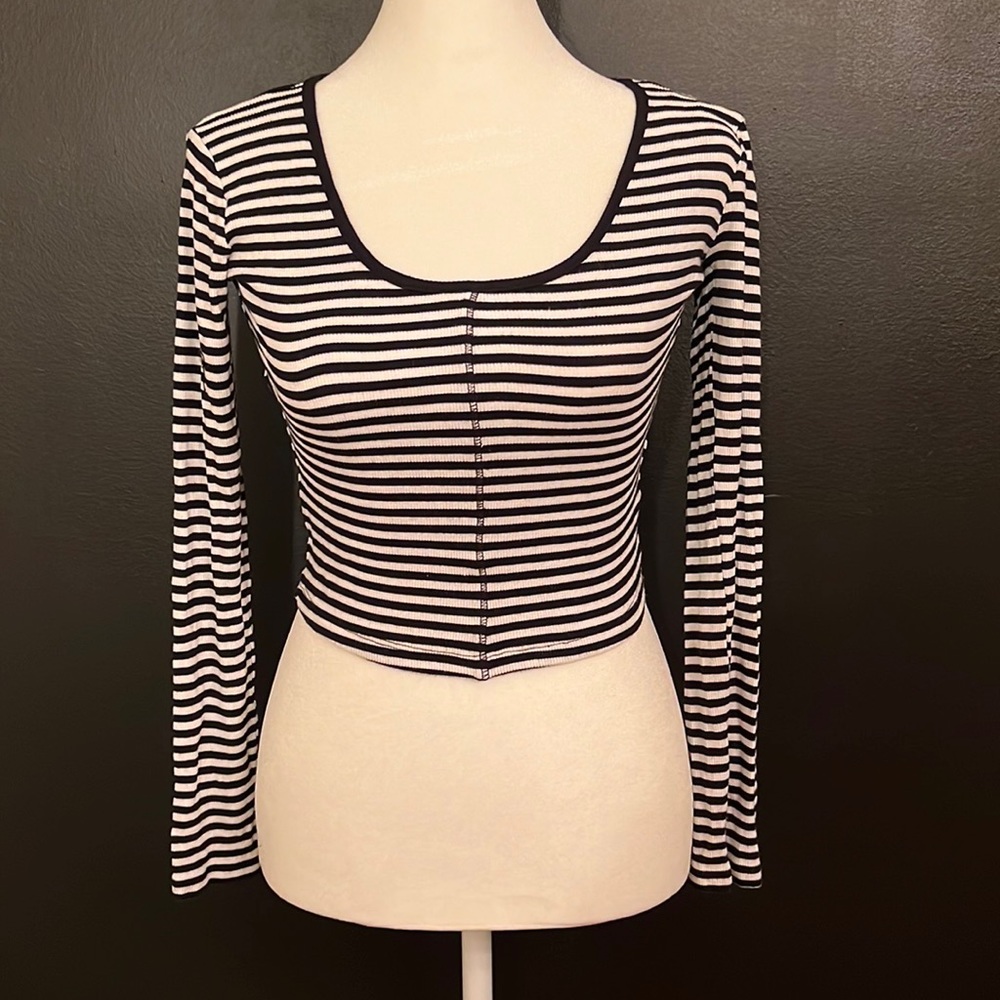 NWOT Forever 21 Black/ White crop